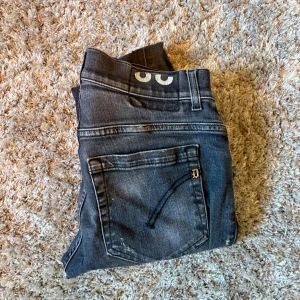 Dondup George jeans  - Säljer ett par dondup jeans i storlek 28 de är bra skick har du några frågor eller funderingar hör av dig priset kan diskuteras 