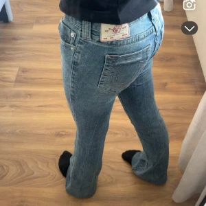 Trur religion jeans - Säljer ett par true religion jeans i storlek W27, har sytt in ett midjeband så man kan spänna in så byxorna passar i midjan. Knappt använda, som i ny skick! 😊