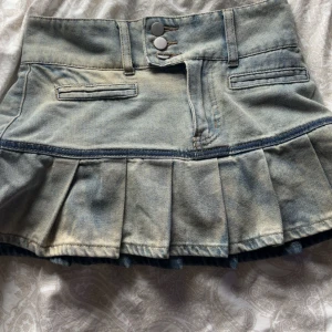 Ljusblå jeanskjol - Säljer en ljusblå jeanskjol som är jätte fin, bra skick säljer för att den inte kommer till användning!💓