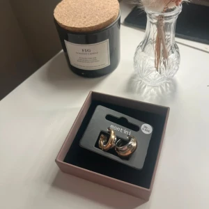 Guld och silver chunky örhängen  - Säljer ett par chunky örhängen från Montini i både silvrig och guldig färg. De har en rund, tjock form som ger en cool och trendig vibe. Perfekta för att lyfta din look med lite extra bling. Helt nya