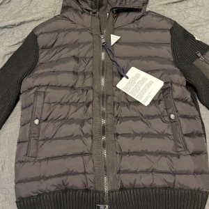 Moncler cardigan  - Jätte fin helt ny jacka passar perfekt till kyliga höstkvällar 