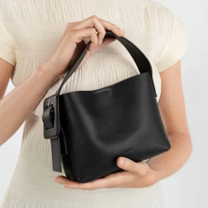 WERA HANDVÄSKA  - Svart elegant handväska från märket Wera i modellen IRIS. Handtag med buckle - detalj, avtagbar längre band, dustbag medföljer med. Måtten är 18.5x15.5x7cm. Nypris 1199kr, köptes men användes ej tyvärr därav priset. 