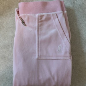 Juicy couture mjukisbyxor - Säljer dessa ljusrosa juicy couture byxorna. Endast använda ett fåtal gånger. Mycket bra skick! Hör av dig vid funderingar🥰🥰Nypris 1200kr