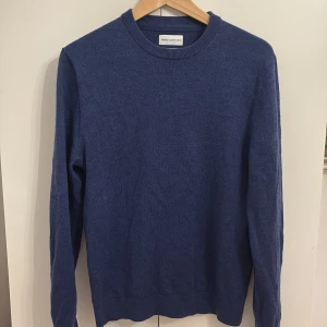 Blå merinoulltröja These Glory Days - Snygg blå stickad tröja från These Glory Days i mjuk merinoull. Den har inga defakter, men hör gärna av er vid frågor. 