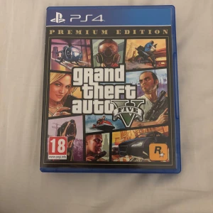 Grand Theft Auto V Premium Edition PS4 - Grand Theft Auto V Premium Edition till PS4 i mycket fint skick. Komplett med fodral, skiva och manual. Inkluderar GTA V och GTA Online med Criminal Enterprise Starter Pack. Skivan och fodralet är utan synliga repor eller skador.