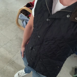 Barbour väst  - Sjukt snygg mörkblå barbour väst perfekt till sommaren. Den är i mycket bra skick utan defekter och köptes för 1599. Sjukt bra pris alltså