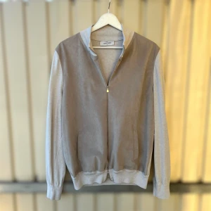 Beige kofta från Gran Sasso med dragkedja - Snygg beige kofta från Gran Sasso med mjuk känsla och stilren design. Tröjan har hel dragkedja framtill, ribbade muddar och krage samt diskreta fickor på sidorna. Perfekt för lager-på-lager och passar till många outfits. Storlek 52 men passar mindre, M ungefär