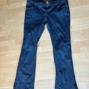 Lowwaist bootcut jeans - Blå jeans i snygg denim med detaljer på fickorna från Arizona, lowrise och flaired och de är långa, passar mig som är 177! Står strl 13 men skulle säga S/M, skriv vid frågor🥰