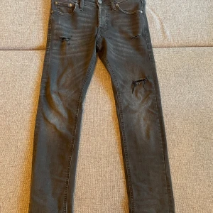 Svarta slim fit jeans Jack & Jones - Svarta jeans från Jack & Jones i modellen Slim/Glenn. Jeansen har slim fit passform, slimfit, 9/10 skick, exakt samma storlek som dom ljusblå, sitter väldigt bra, säljer eftersom dom har blivit för små, tveka inte på att höra av er😃