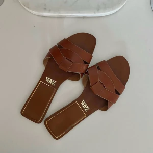 Bruna sandaler - Bruna flätade sandaler från Zara.