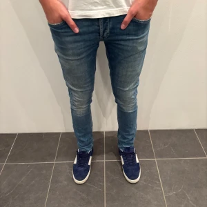 Dondup Jeans George  - Dondup Jeans George! Trendigaste jeansen på marknaden.  Skick= 9,5/10 Ny pris= 4000 kr Säljs för= 799 kr 