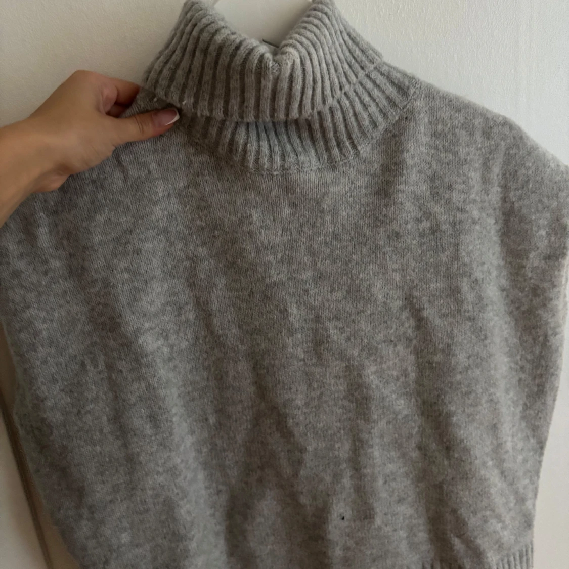 Grå ärmlös polotröja i stickat - 1