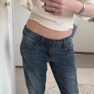 Timezone blå jeans med detaljer - Snygga byxor från timezone med detaljer på sidan och fickor!!