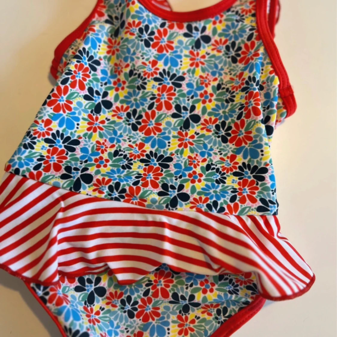 Blommig baddräkt med volang från MINI - 1