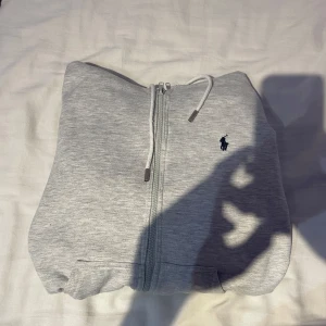 Grå Ralph Lauren Zip - Säljer nu denna snygga Zip-hoodien från Ralph Lauren. Storlek S-XS använd några gånger. De är bara att höra av er vid frågor osv 😁💫