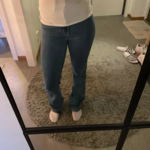 blåa utsvängda jeans från cubus - använda men är frf i bra skick. modellen är high boot. de är mycket strechiga och mjuka i materialet.