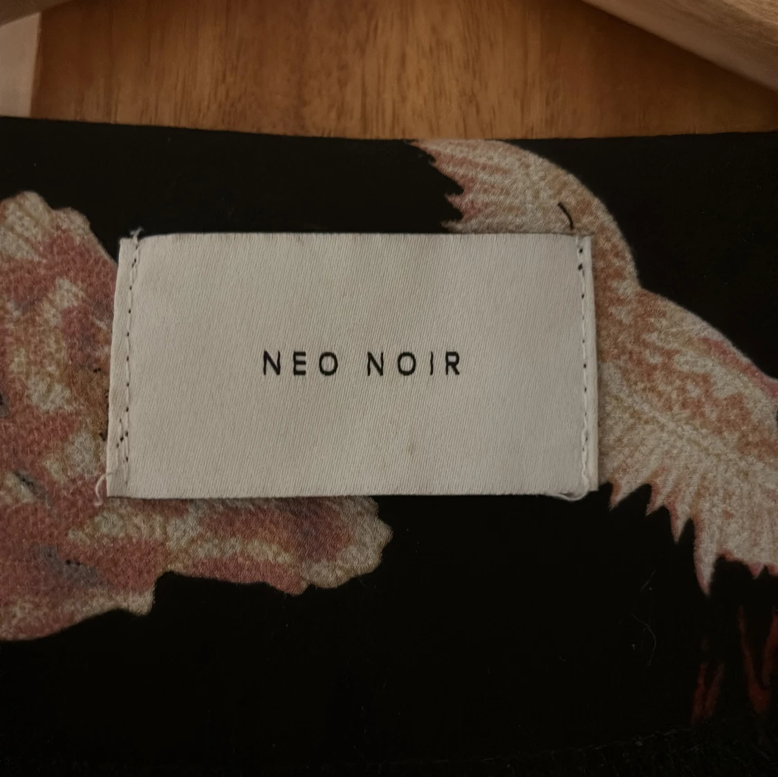 Svart blommig blus från Neo Noir - 1