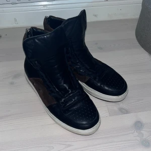 Svarta high-tops Van Assche - Feta kris van assche skor i bra skick, skriv om det finns funderingar!