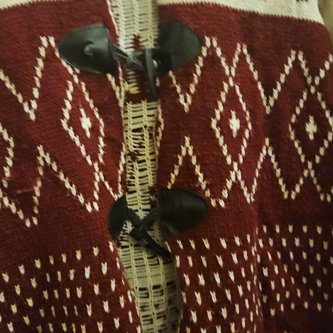 Vinröd och beige stickad kofta med huva - 2