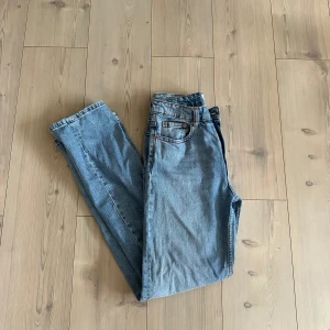 Ljusblåa jeans från Gina Tricot - Ljusblåa jeans från Gina Tricot, knappt använda så i jättefint skick!!💓🫶🏼
