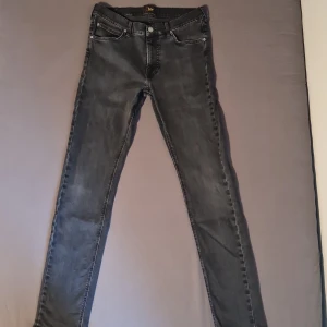 Svarta Lee Daren Zip Fly jeans W34 L36 - Säljer ett par svarta Lee Daren Zip Fly jeans med klassisk femficksdesign och dragkedjegylf. De har använts runt 20 gånger, annars bara hängt i gareroben.