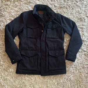 Massimo Dutti Fieldjacket: S - Säljer en riktigt fin Fieldjacket ifrån Massimo Dutti. Jackan är i perfekt skick. Jackan är även fodrad vilket gör den till en perfekt höst, vinter och vårjacka. Den är i storlek S och sitter som S. Jackan har även en utfällbar luva vid kragen baktill👍Tveka inte på att höra av er vid eventuella funderingar☺️