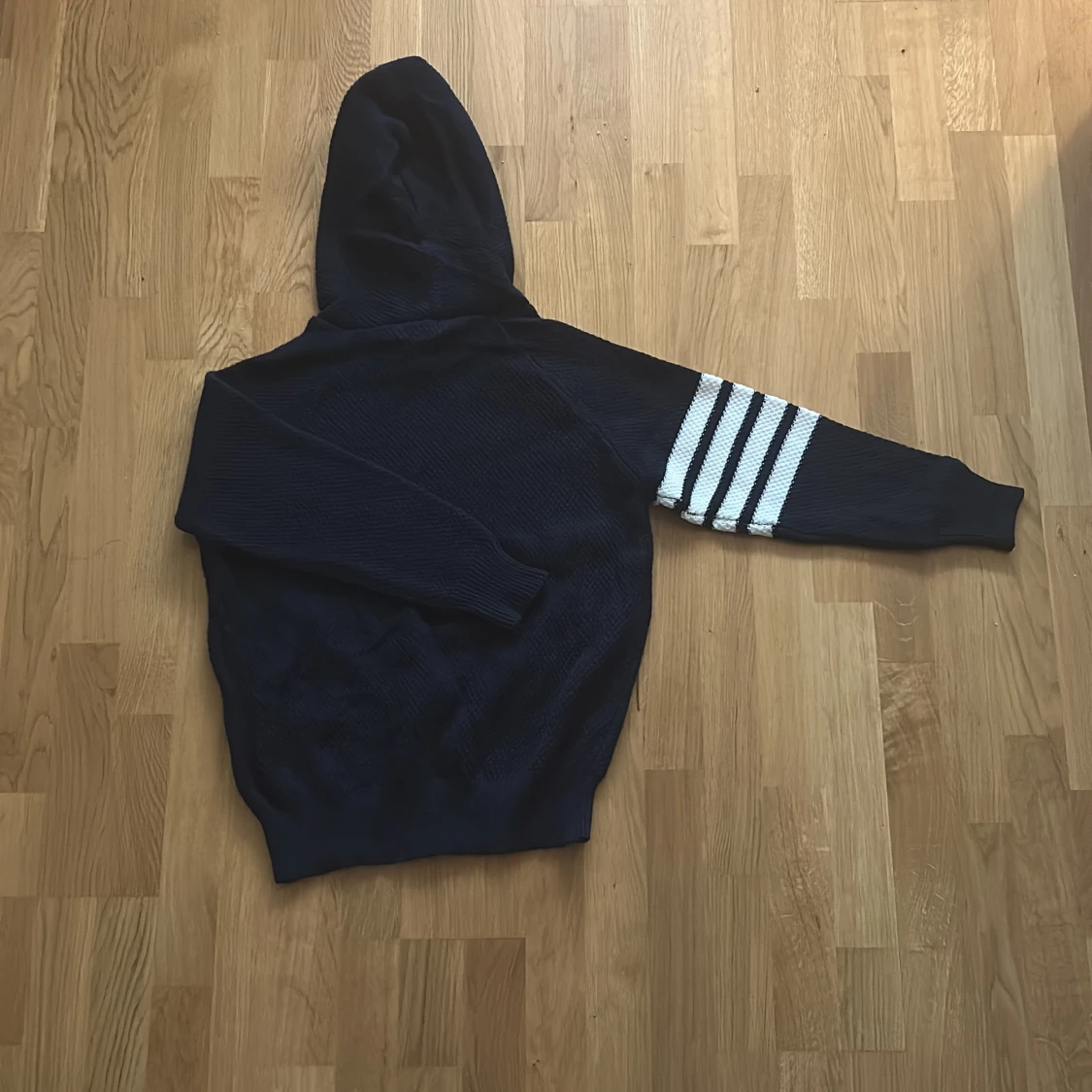 Mörk blå stickad hoodie - 1