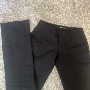 Svarta kostymbyxor från BikBok - Hej, jag säljer dessa kostymbyxor från Bik bok då jag växt ur dom! Nypris 499kr mitt pris 200kr🩷 