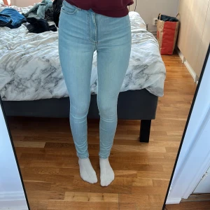 Ljusblå skinny high waist jeans från Cubus  - Säljer ett par ljusblå skinny jeans från Curve med hög midja. Jeansen har klassisk femficksdesign, smal passform hela vägen ner och är tillverkade i stretchig denim för extra komfort. (Helt oanvända) 
