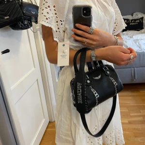 Helt ny med prislapp klänning  - Vit kort klänning, helt ny med prislapp! Storlek XS. 