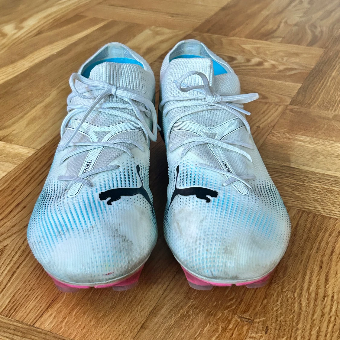 Puma vita fotbollsskor med rosa dobbar - 1