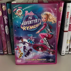 Barbie på äventyr i rymden - Följ med Barbie på ett färgsprakande rymdäventyr! Med hoverboards, coola vänner och en söt valp utforskar hon galaxen och tar sig an spännande utmaningar. Perfekt för dig som gillar action, vänskap och futuristiska miljöer.