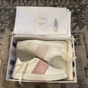 Valentino sko  - Jätte snygga Valentino Open storlek 39. Väldigt fint skick använda 1 gång fel storlek för mig. Allt medföljer kom privat för fler bilder🩷