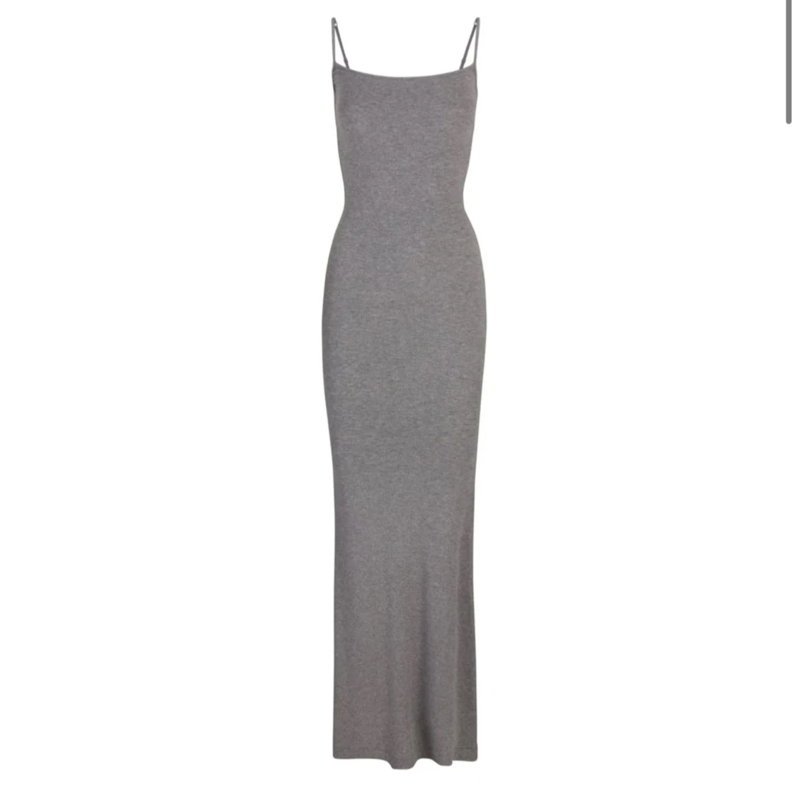 Grå ribbad långklänning från Skims