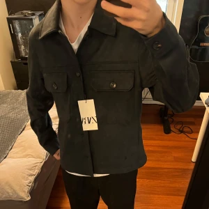 Helt ny navy overshirt från Zara - Sjukt snygg helt ny mörk navy overshirt från Zara med mocka-liknande yta. Jackan är helt oanvänd och har kvar zara-lappen från butik. Storleken är S och den passar dig som är mellan 175 och 185. Jag på bilden är 180. Det är bara att skriva vid frågor eller fler bilder. Kan gå ner i pris till 250 vid snabb affär!🔥)