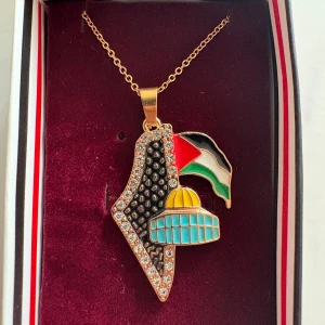 Palestina-halsband med flagga och kupol - Unikt halsband med hänge i form av Palestina, dekorerat med gnistrande stenar. Vissa varianter har färgglad palestinsk flagga och kupol i gult och turkost. Finns i både guld- och silverfärg. Perfekt statement-piece för dig som vill visa ditt stöd.