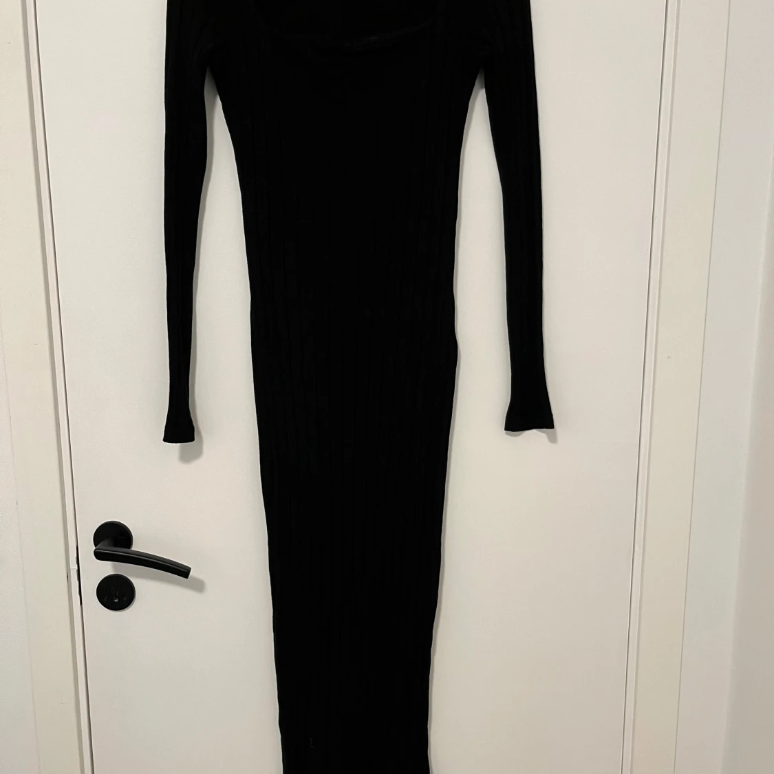 Svart ribbad långklänning