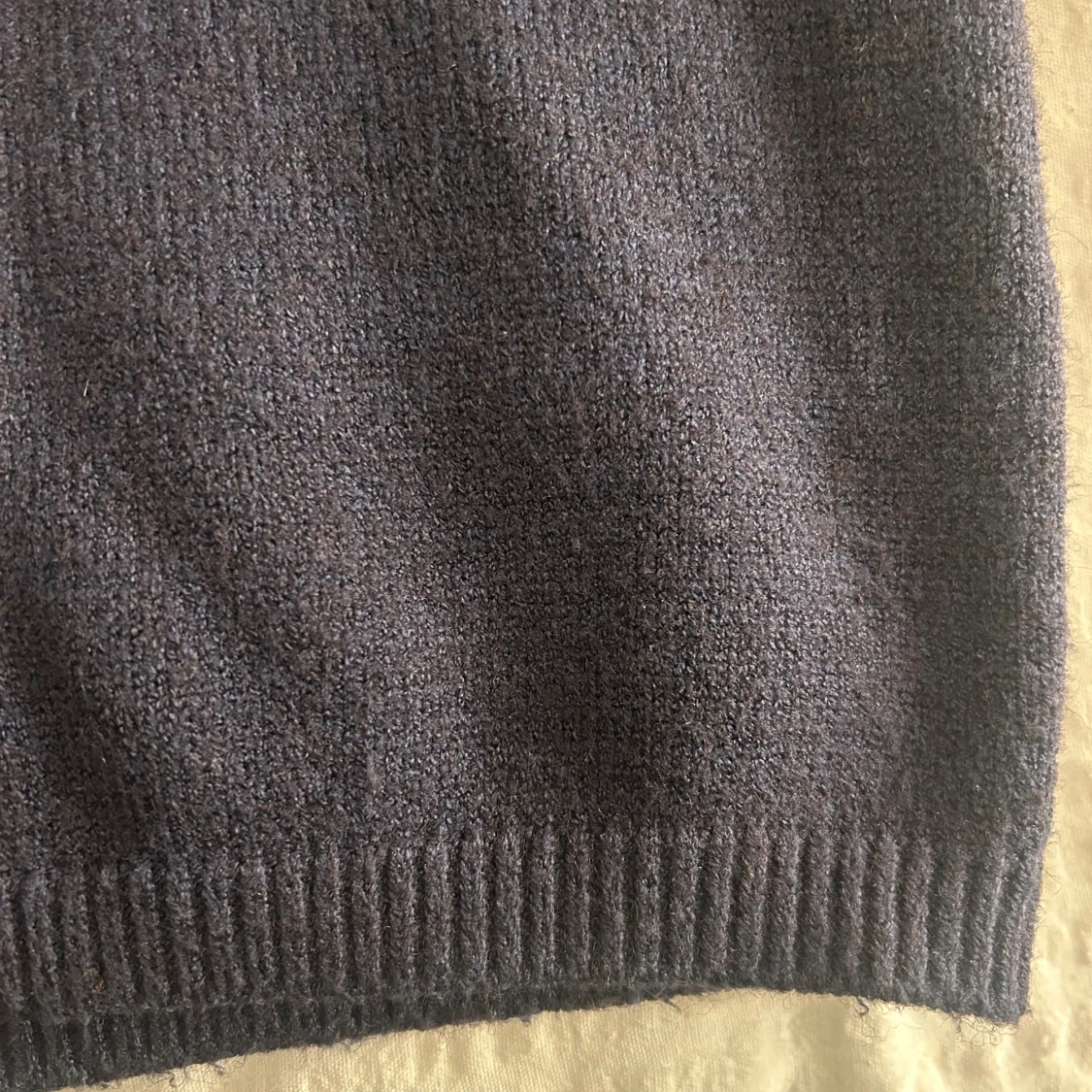 Mörkblå stickad tröja med polo - 3