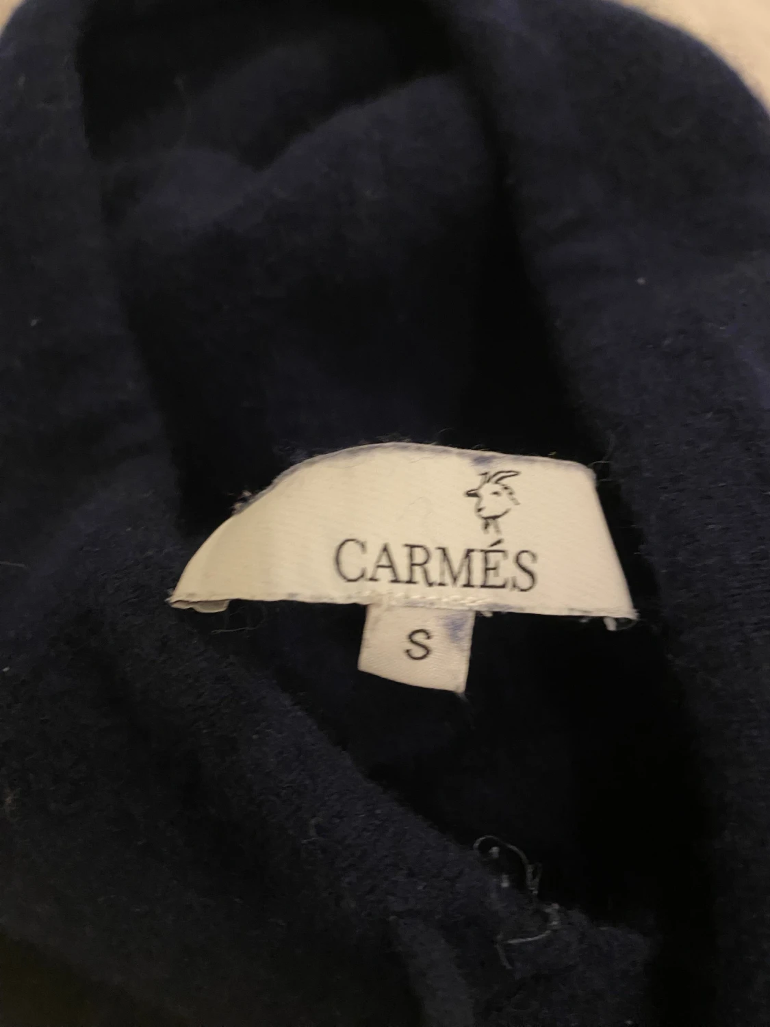 Mörkblå stickad hoodie från Carmés - 1