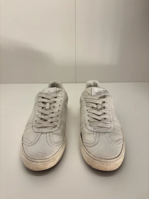 Valentino Flycrews  - Säljer nu dessa Valentino Sneakers i storlek 42,5. På grund av att det inte används längre. Skorna är i använt skick. Endast en spik saknas. Hör gärna av dig vid mer info🙌