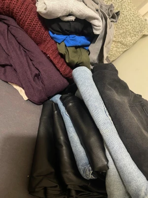 Mix byxor och tröjor - Säljer ett gäng plagg: flera jeans, byxor, tröjor. All i bra kvalitet och storlek xs och s. Allt passar mig som har stolek xs