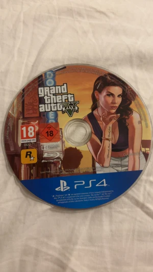 Grand Theft Auto V PS4 - Grand Theft Auto V till PlayStation 4. Skivan ser ut att vara i gott skick utan synliga repor. Ett av de mest populära actionspelen med öppen värld och många timmars spelglädje. PEGI 18.