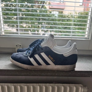 Adidas Gazelle skor  - Adidas gazelle skor mörkblå storlek 43, använt skick. Mitt pris 450 kr. Pris går att diskutera