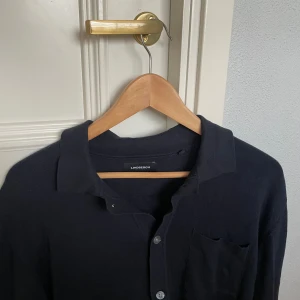 Mörkblå Lindbergh kofta - Mörkblå Lundbergh kofta i mjuk bomull. Skick: 8/10, fint skick. Storlek: M. Kontakta oss för fler bilder eller info!