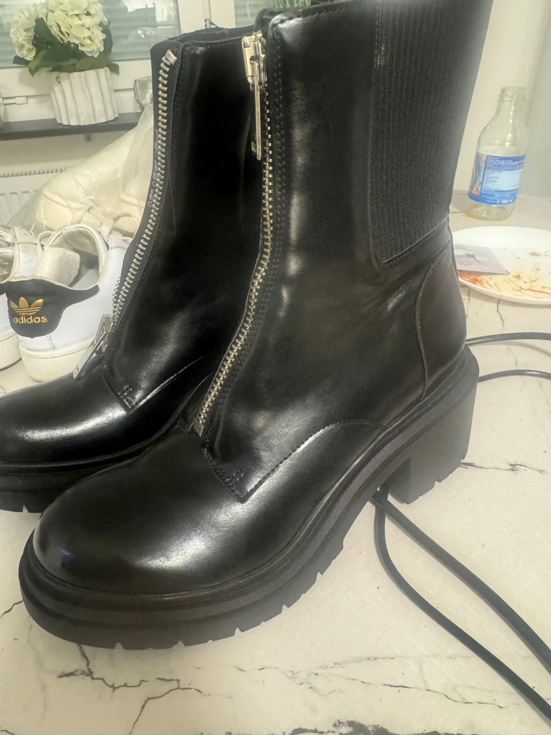 Svarta boots med dragkedja och klack