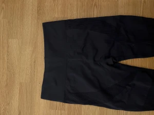 Tränings tights  - Säljer dessa tränings byxor då dom inte passa mig som jag tänkt fick dom i födelsedagspresent! Helt oanvända.