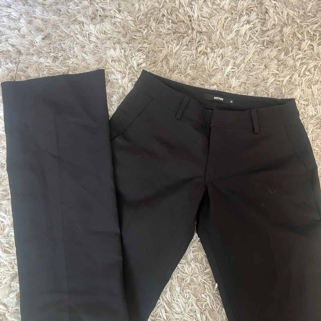 Svarta kostymbyxor från BikBok