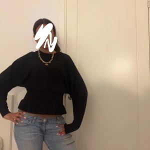 Svart stickad tröja med volang🖤 - Svart stickad tröja från Vero Moda i storlek S. Modellen är croppad och sitter tajt i midjan för en modern siluett. Skit snygg med en halsband o coola jeans nu till vintern🖤🖤🖤