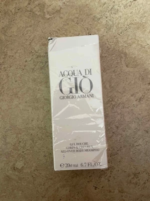 Acqua di Giò bodyshampoo Giorgio Armani - Acqua di Giò all-over body shampoo från Giorgio Armani i en stilren vit förpackning med silverfärgad text. Innehåller 200 ml duschgel för både kropp och hår, med en fräsch och lyxig doft. Perfekt för dig som gillar exklusiva produkter.