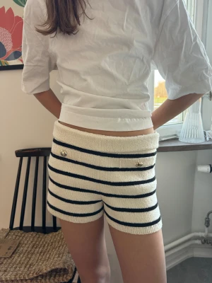 Randiga stickade shorts med knappar - Säljer ett par snygga shorts ifrån hm🔥🤩